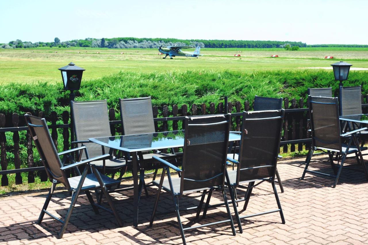 Matko Airport Es Elmenykoezpont Bed & Breakfast Exterior photo